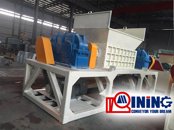 Plastic shredding machine