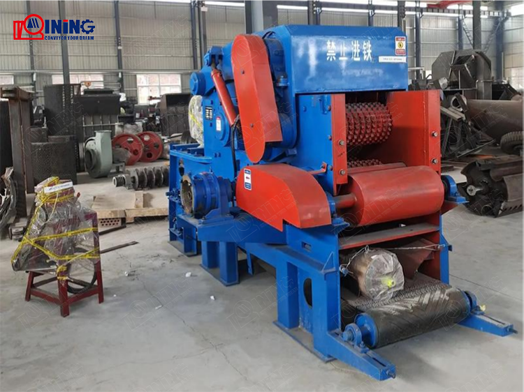 Wood chip crusher machine