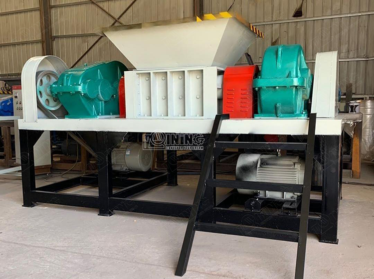 Plastic shredding machine